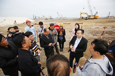 在中科炼化项目建设工地听介绍并记录。.jpg
